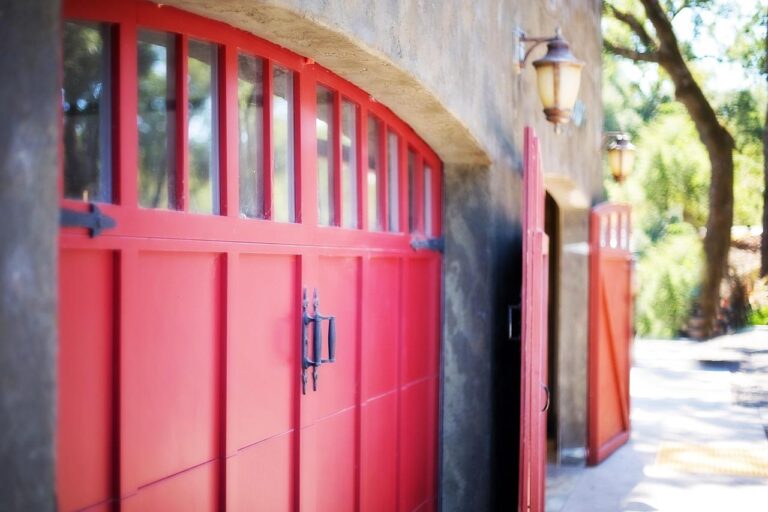Home Premium garagedeuren Ede in modern design met geavanceerde beveiligingsfuncties voor veiligheid en esthetiek van uw woning